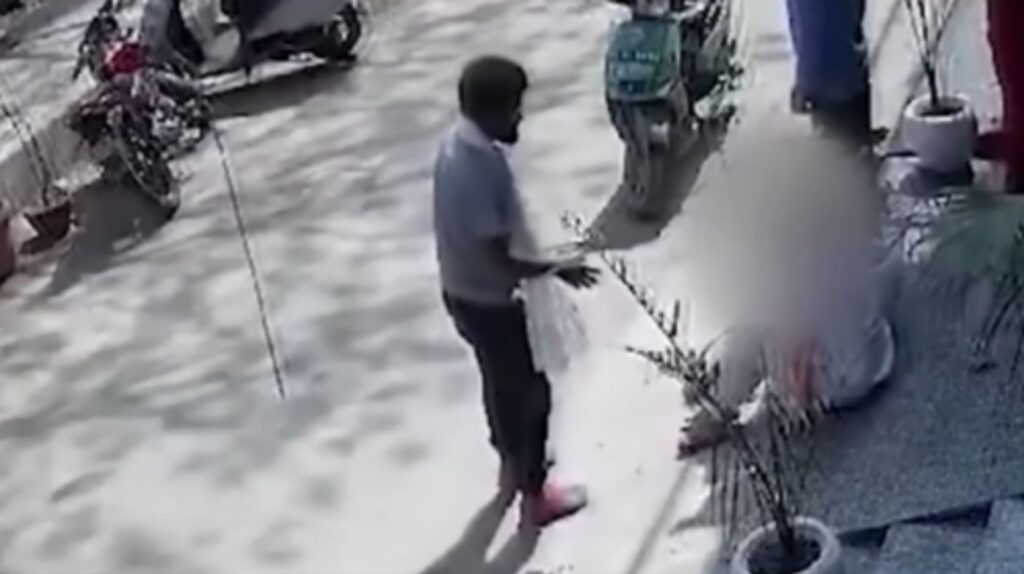 Mukharjee Nagar में लड़की पर हुआ चाकू से हमला।
