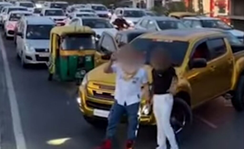 बीच सड़क में आग लगाकर Reel बनाई, पुलिस ने धर लिया। Police arrested Instagram Influencer