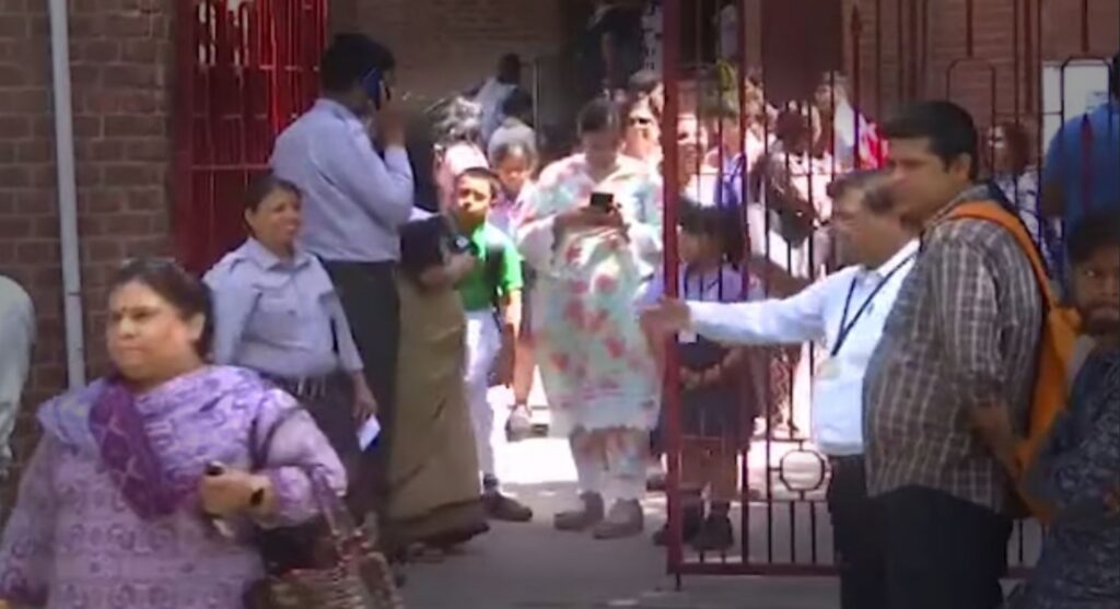 दिल्ली के स्कूलों को बम से उड़ाने की मिली धमकी?