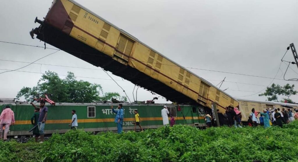 Bengal train accident: कंचनजंगा एक्सप्रेस से टकराई मालगाड़ी, 8 की मौत, 25 घायल।