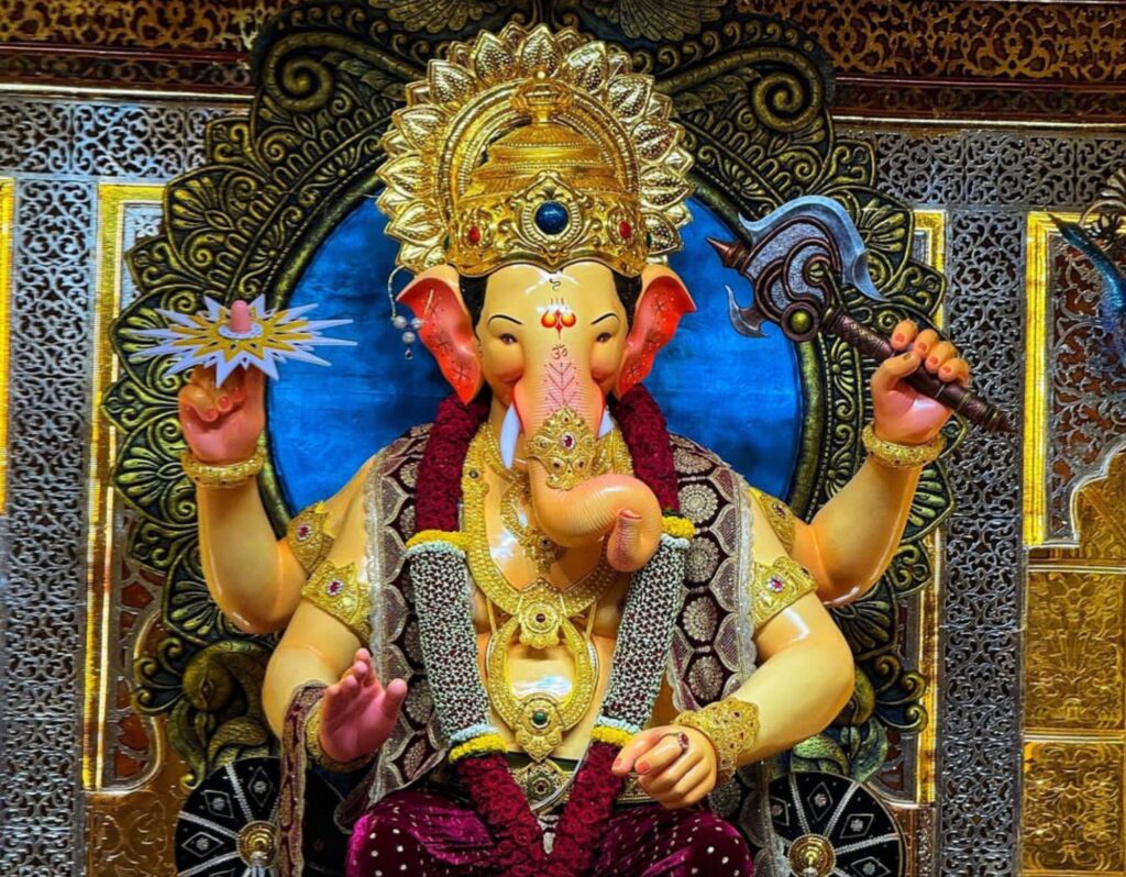 अनंत अंबानी ने लालबाग चा राजा को दान किया 20 किलो सोने का मुकुट, जानिए इसकी कीमत