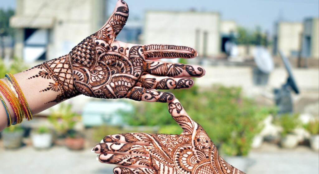 Benefits of Mehndi: बालों को मजबूत, घना और चमकदार बनाना है तो करें मेंहदी का उपयोग