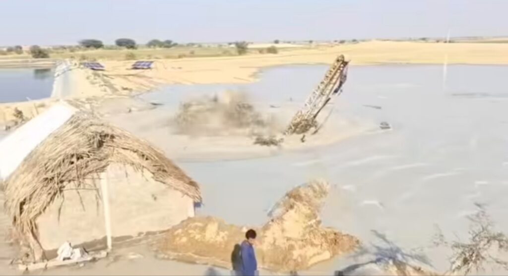 जैसलमेर में ज़मीन फाड़ कर निकला पानियों का सैलाब।